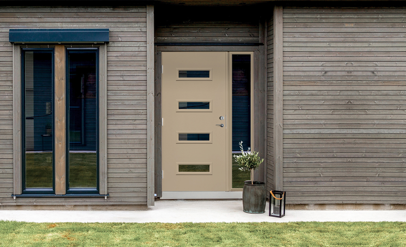 Ytterdør Sofie har et moderne design med fire vertikale glassfelt som gir døren et tydelig uttrykk. Glassfeltene slipper inn mye naturlig lys i entréen. Sofie passer godt til moderne boliger.